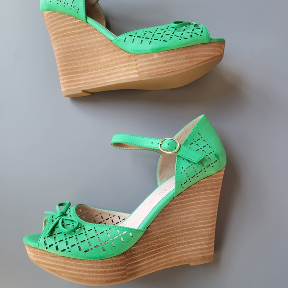 NWOB Restricted Green Open-Toe Wedge Heels - Size 6.5 - Picture 2 of 7